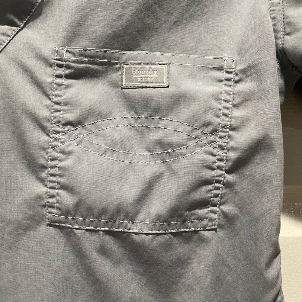 Blue sky light gray women’s XS scrubs.  Contrast stitching on pockets.